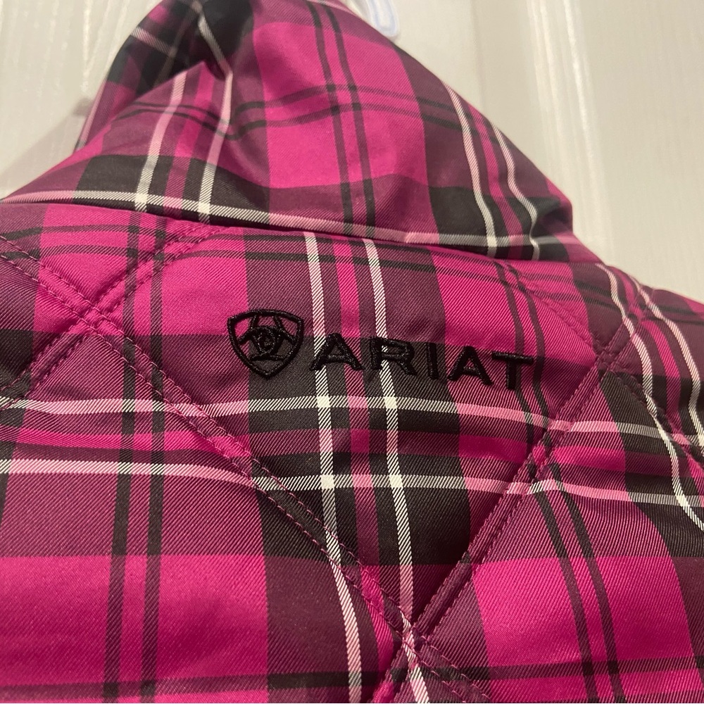 Ariat Women’s Lightweight Equestrian Plaid Puffer Vest Size M Fuchsia & Black - Picture 9 of 11